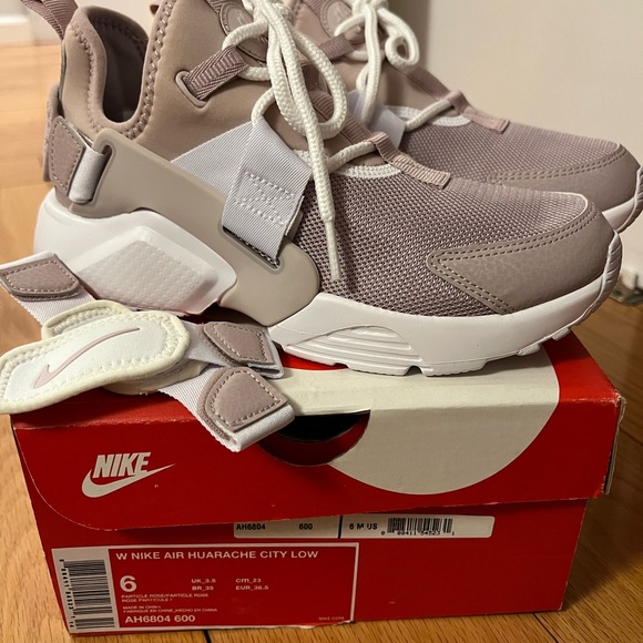 Nike sneakers.  new.  size 6 - Picture 3 of 3